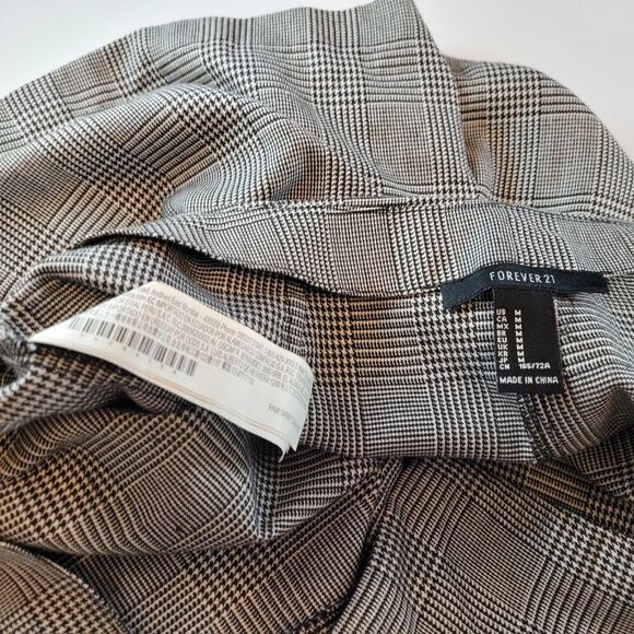 WOMEN"S FOREVER 21 SIDE ZIP CLOSURE SHORT - Picture 11 of 16